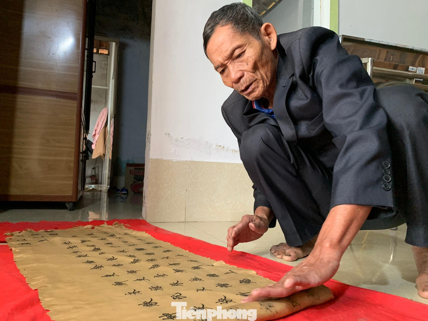 Ông Tân nhẹ nhàng lật từng cuộn sắc phong.