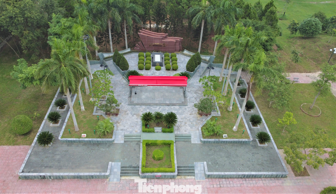 Phần công trình khu mộ anh Lý Tự Trọng có ý tưởng lấy hình ảnh lá cờ vươn cao, tung bay như ý chí cách mạng mạnh mẽ, thể hiện sự tiếp nối con đường cách mạng của các thế hệ thanh niên. Phần công trình khu mộ anh Lý Tự Trọng có ý tưởng lấy hình ảnh lá cờ vươn cao, tung bay như ý chí cách mạng mạnh mẽ, thể hiện sự tiếp nối con đường cách mạng của các thế hệ thanh niên.