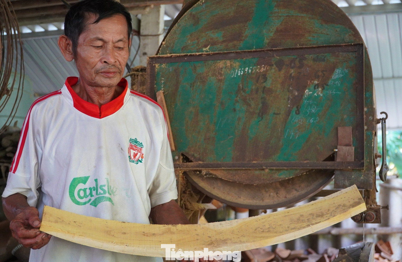 Người làm nghề cho biết loại gỗ được chọn làm trống là mít già, trên chục năm tuổi, ít có độ giãn nở, âm thanh tạo cũng chất lượng. Để mua được những khối gỗ này, người thợ phải lên tận miền núi huyện Hương Sơn, Vũ Quang, Hương Khê để đặt mua. Người làm nghề cho biết loại gỗ được chọn làm trống là mít già, trên chục năm tuổi, ít có độ giãn nở, âm thanh tạo cũng chất lượng. Để mua được những khối gỗ này, người thợ phải lên tận miền núi huyện Hương Sơn, Vũ Quang, Hương Khê để đặt mua.