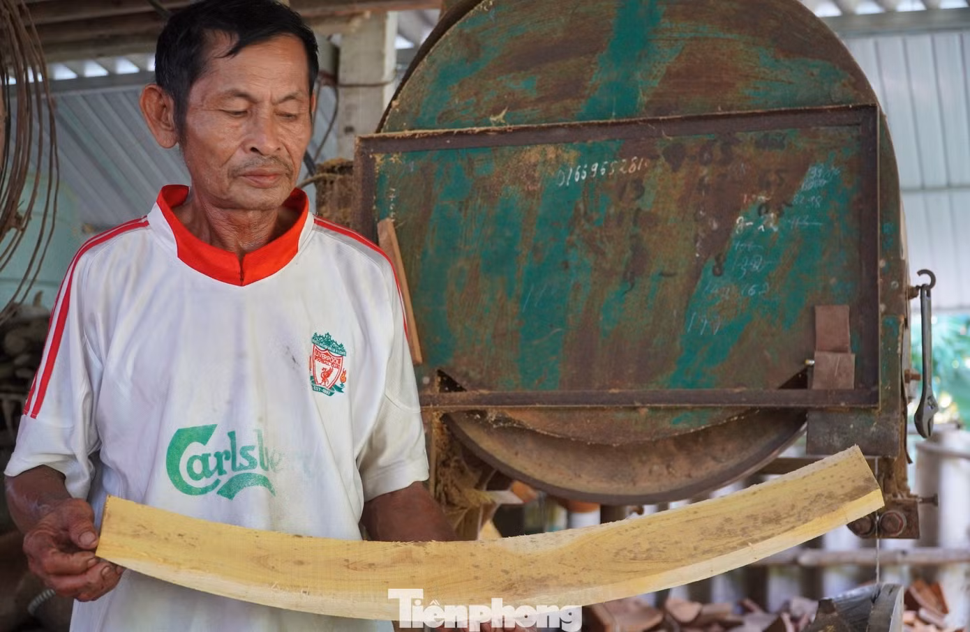 Người làm nghề cho biết loại gỗ được chọn làm trống là mít già, trên chục năm tuổi, ít có độ giãn nở, âm thanh tạo cũng chất lượng. Để mua được những khối gỗ này, người thợ phải lên tận miền núi huyện Hương Sơn, Vũ Quang, Hương Khê để đặt mua. Người làm nghề cho biết loại gỗ được chọn làm trống là mít già, trên chục năm tuổi, ít có độ giãn nở, âm thanh tạo cũng chất lượng. Để mua được những khối gỗ này, người thợ phải lên tận miền núi huyện Hương Sơn, Vũ Quang, Hương Khê để đặt mua.