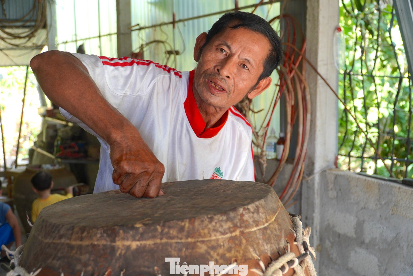 “Âm thanh của trống mỗi chiếc cho ra âm khác nhau. Như trống lân, phải giòn giã, trống hội thúc giục còn trống chầu phải trầm bổng, êm ái. Để làm được trống đạt chất lượng về âm thanh, mẫu mã đẹp, đòi hỏi người thợ phải có tay nghề, đôi tai phân âm chuẩn”, ông Bùi Văn Tráng (67 tuổi) cho hay. “Âm thanh của trống mỗi chiếc cho ra âm khác nhau. Như trống lân, phải giòn giã, trống hội thúc giục còn trống chầu phải trầm bổng, êm ái. Để làm được trống đạt chất lượng về âm thanh, mẫu mã đẹp, đòi hỏi người thợ phải có tay nghề, đôi tai phân âm chuẩn”, ông Bùi Văn Tráng (67 tuổi) cho hay.