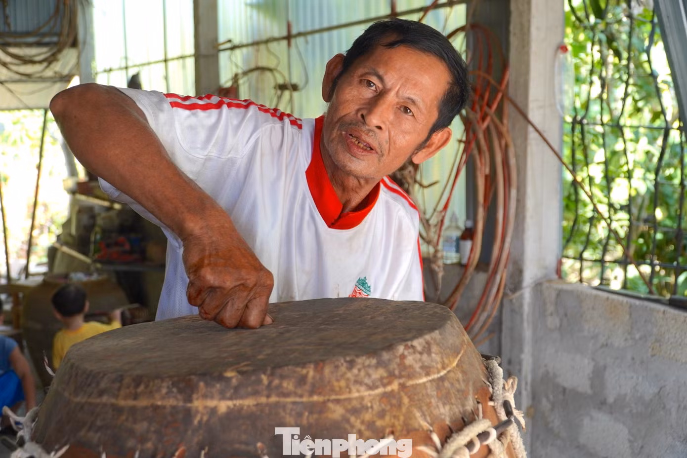 “Âm thanh của trống mỗi chiếc cho ra âm khác nhau. Như trống lân, phải giòn giã, trống hội thúc giục còn trống chầu phải trầm bổng, êm ái. Để làm được trống đạt chất lượng về âm thanh, mẫu mã đẹp, đòi hỏi người thợ phải có tay nghề, đôi tai phân âm chuẩn”, ông Bùi Văn Tráng (67 tuổi) cho hay. “Âm thanh của trống mỗi chiếc cho ra âm khác nhau. Như trống lân, phải giòn giã, trống hội thúc giục còn trống chầu phải trầm bổng, êm ái. Để làm được trống đạt chất lượng về âm thanh, mẫu mã đẹp, đòi hỏi người thợ phải có tay nghề, đôi tai phân âm chuẩn”, ông Bùi Văn Tráng (67 tuổi) cho hay.