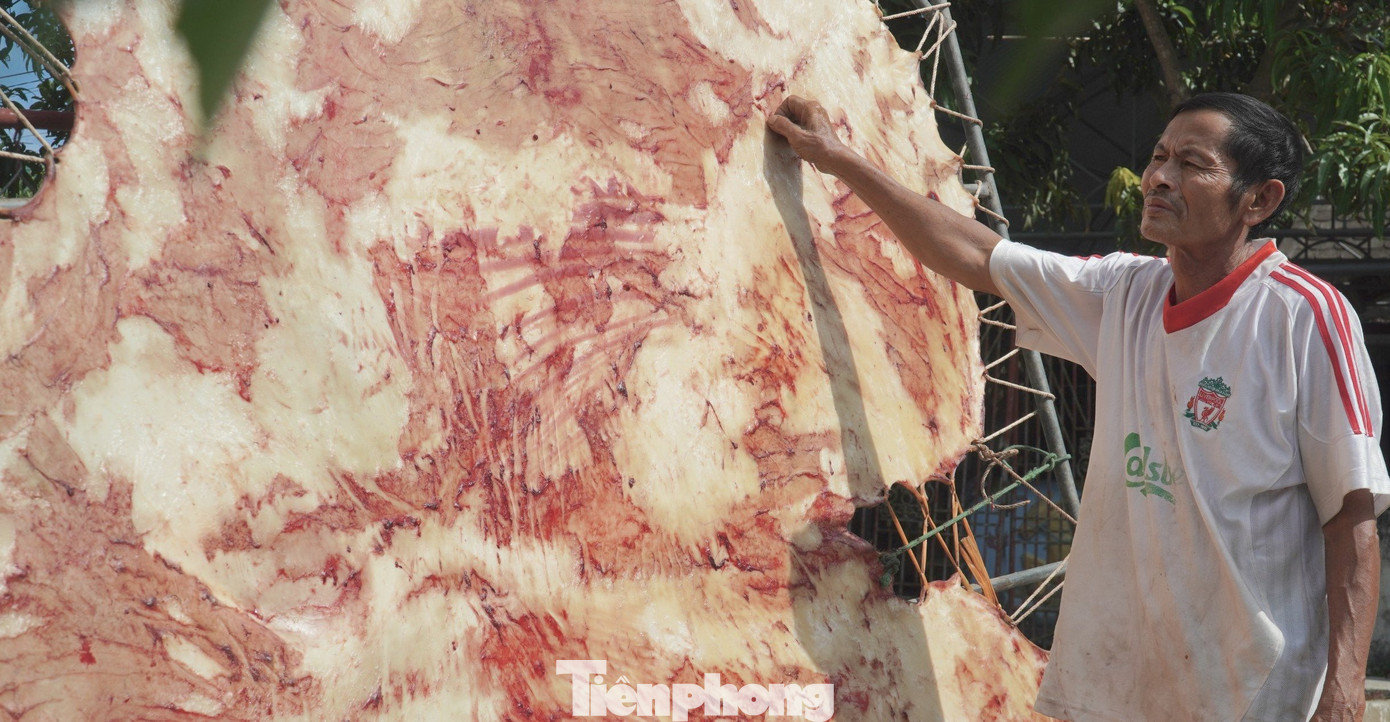 Để làm trống, phải trải qua nhiều công đoạn. Tuy nhiên có ba bước quan trọng nhất: Làm da, chang và bưng trống. Đầu tiên, da chọn làm trống phải là da bò, không được tẩm ướt, làm sạch, phơi nắng 5-7 ngày. Để làm trống, phải trải qua nhiều công đoạn. Tuy nhiên có ba bước quan trọng nhất: Làm da, chang và bưng trống. Đầu tiên, da chọn làm trống phải là da bò, không được tẩm ướt, làm sạch, phơi nắng 5-7 ngày.