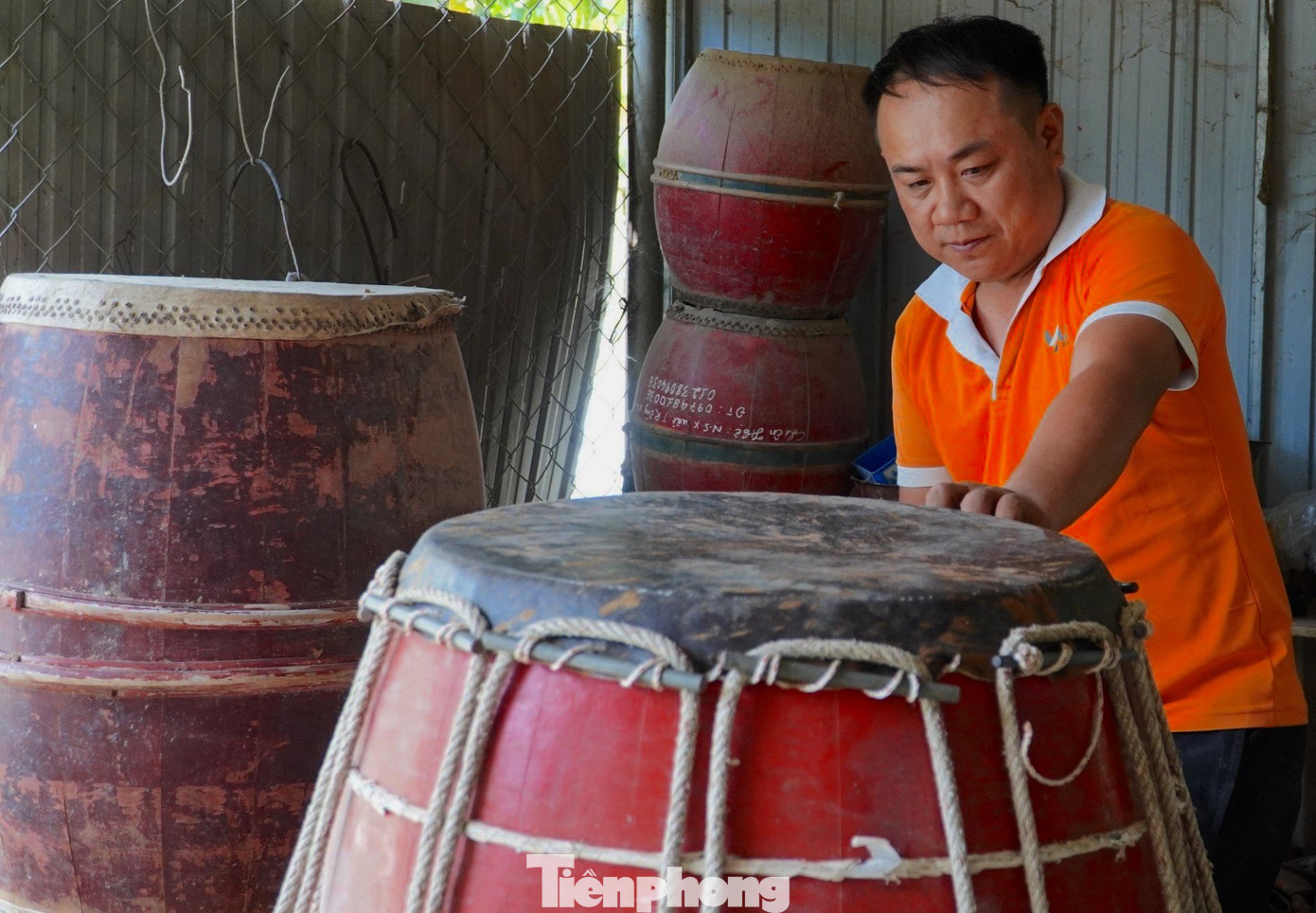 Gia đình ba đời theo nghề làm trống, anh Đồng được đánh giá là người trẻ mà khéo tay ở làng. Trống được anh làm quanh năm, hết làm trống mới đến thay da trống cũ cho khách hàng. Gia đình ba đời theo nghề làm trống, anh Đồng được đánh giá là người trẻ mà khéo tay ở làng. Trống được anh làm quanh năm, hết làm trống mới đến thay da trống cũ cho khách hàng.