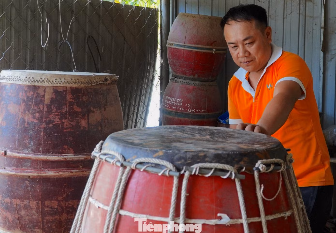 Gia đình ba đời theo nghề làm trống, anh Đồng được đánh giá là người trẻ mà khéo tay ở làng. Trống được anh làm quanh năm, hết làm trống mới đến thay da trống cũ cho khách hàng. Gia đình ba đời theo nghề làm trống, anh Đồng được đánh giá là người trẻ mà khéo tay ở làng. Trống được anh làm quanh năm, hết làm trống mới đến thay da trống cũ cho khách hàng.