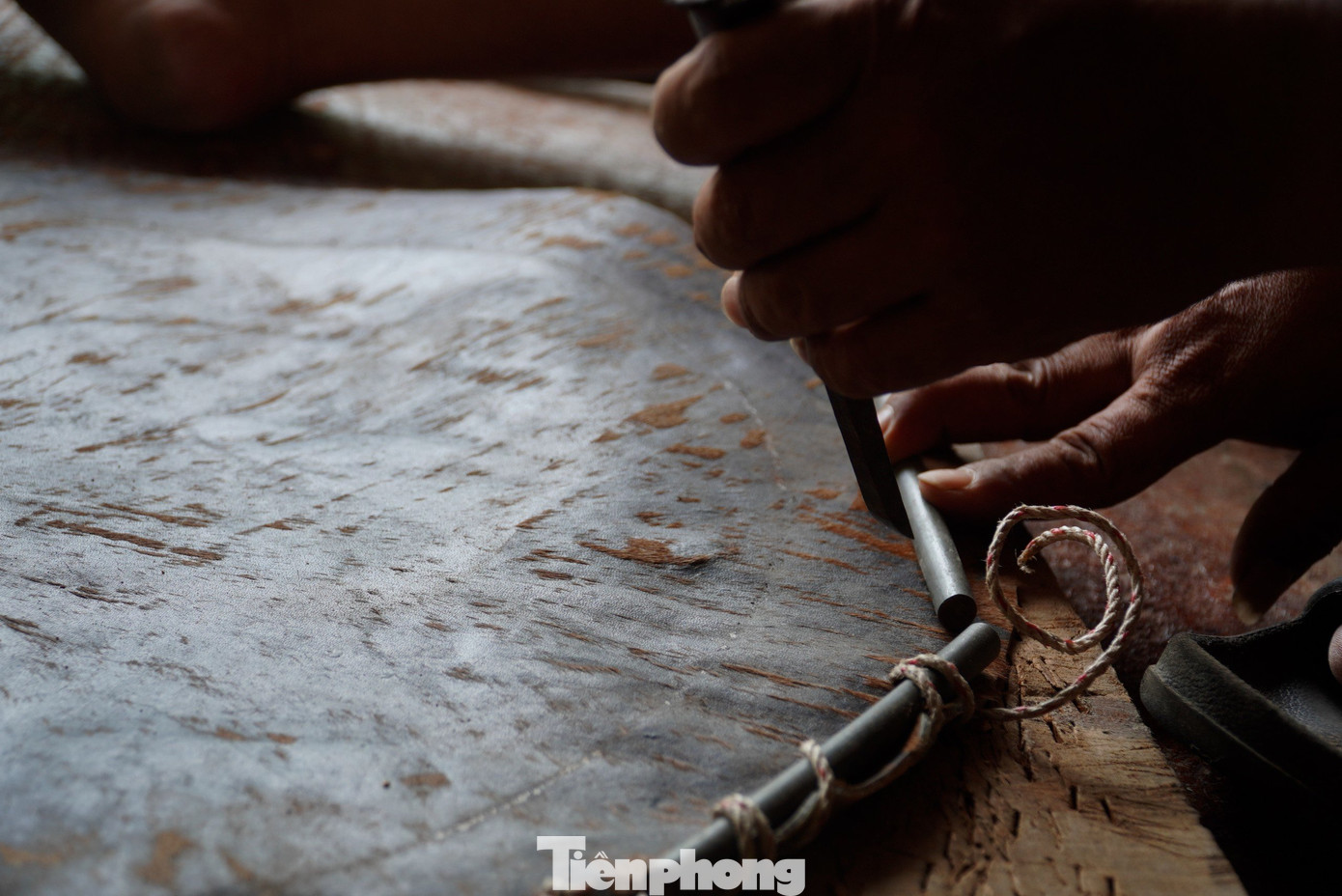 Còn phần Tang trống được làm bằng gỗ mít khô và xẻ cong. Mỗi cây gỗ được chia làm nhiều dăm khác nhau. Sau đó, thợ làm trống sẽ làm cho các dăm được gắn kết lại với nhau, tạo thành một chiếc trống kín, khít và tròn. Còn phần Tang trống được làm bằng gỗ mít khô và xẻ cong. Mỗi cây gỗ được chia làm nhiều dăm khác nhau. Sau đó, thợ làm trống sẽ làm cho các dăm được gắn kết lại với nhau, tạo thành một chiếc trống kín, khít và tròn.