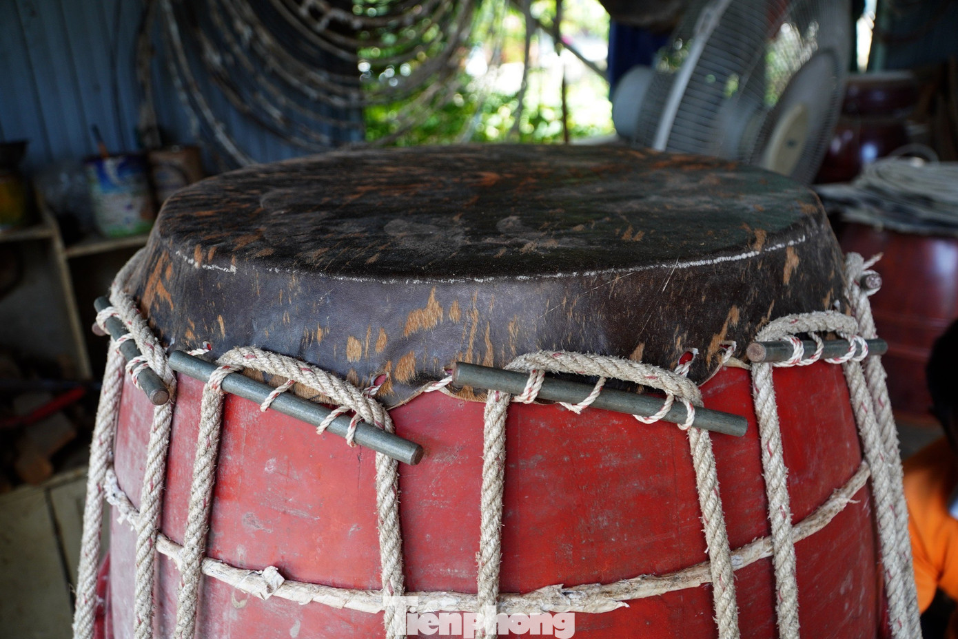 Còn phần Tang trống được làm bằng gỗ mít khô và xẻ cong. Mỗi cây gỗ được chia làm nhiều dăm khác nhau. Sau đó, thợ làm trống sẽ làm cho các dăm được gắn kết lại với nhau, tạo thành một chiếc trống kín, khít và tròn. Còn phần Tang trống được làm bằng gỗ mít khô và xẻ cong. Mỗi cây gỗ được chia làm nhiều dăm khác nhau. Sau đó, thợ làm trống sẽ làm cho các dăm được gắn kết lại với nhau, tạo thành một chiếc trống kín, khít và tròn.