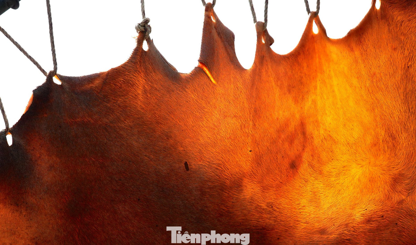 Để làm trống, phải trải qua nhiều công đoạn. Tuy nhiên có ba bước quan trọng nhất: Làm da, chang và bưng trống. Đầu tiên, da chọn làm trống phải là da bò, không được tẩm ướt, làm sạch, phơi nắng 5-7 ngày. Để làm trống, phải trải qua nhiều công đoạn. Tuy nhiên có ba bước quan trọng nhất: Làm da, chang và bưng trống. Đầu tiên, da chọn làm trống phải là da bò, không được tẩm ướt, làm sạch, phơi nắng 5-7 ngày.