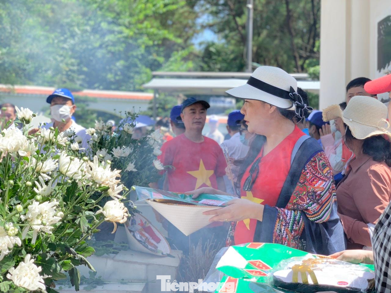 Vượt hơn 200km, chị Nguyễn Thị Dương (trú tại Ninh Bình) cùng con cháu đến Ngã ba Đồng Lộc để thắp hương tri ân các anh hùng, liệt sĩ. Không giấu nổi xúc động khi lần đầu tiên thắp hương tại mộ của 10 cô gái, chị Dương tâm sự: "Đến đây, được nghe những câu chuyện về các cô tôi càng thương xót biết ơn những công lao của 10 nữ thanh niên xung phong”.