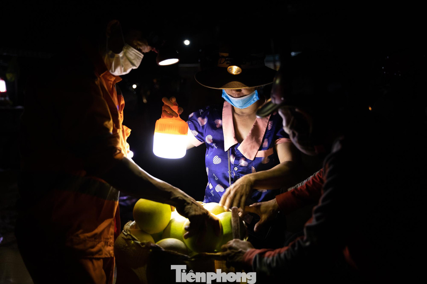 Do tình hình dịch phức tạp nên năm nay số lượng buôn bán ở "chợ" vắng hơn.