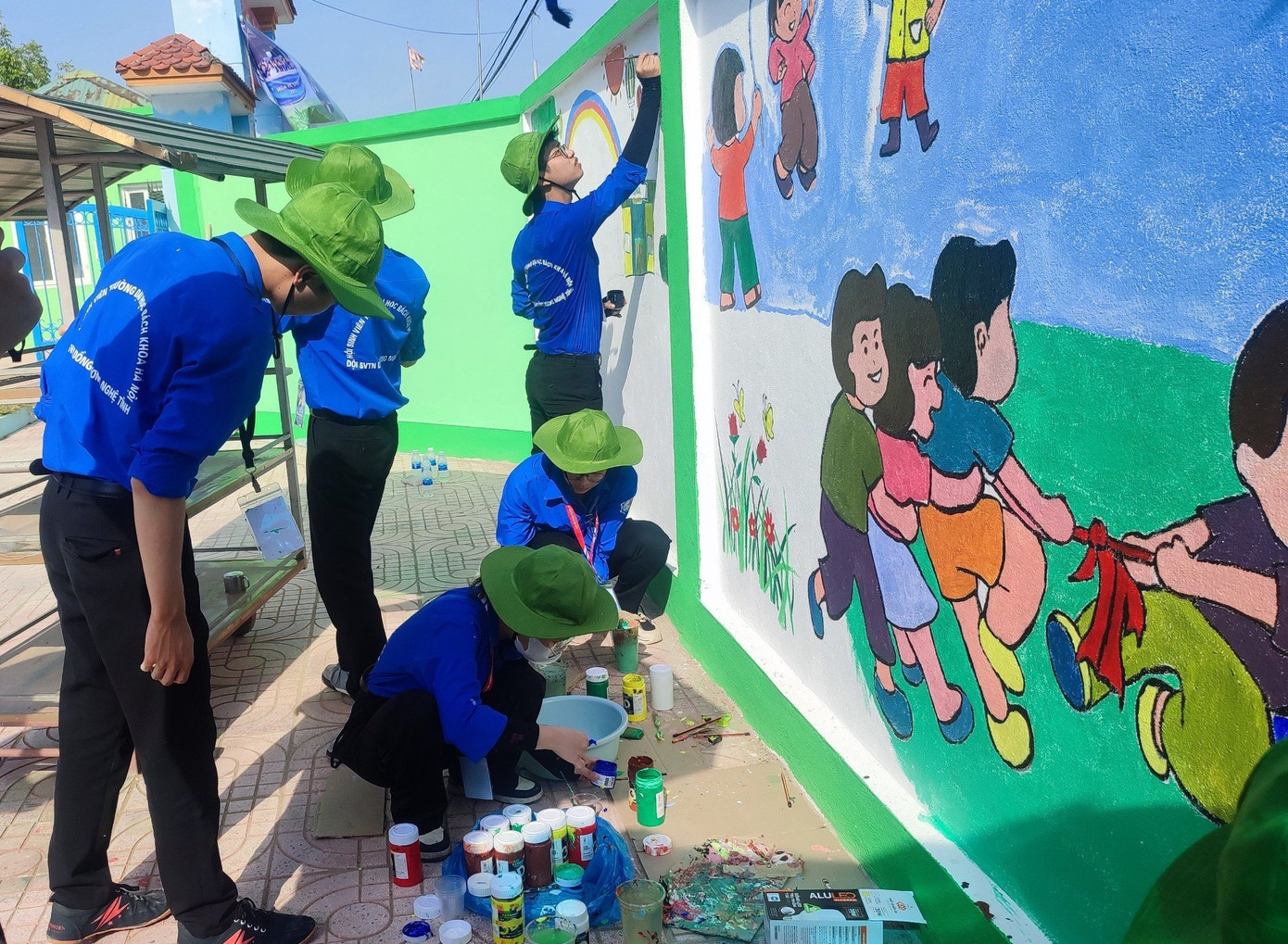 45 sinh viên của hội đồng hương Nghệ Tĩnh - Trường Đại học Bách khoa Hà Nội đã về hoạt động tình nguyện tại xã Cẩm Sơn, huyện Cẩm Xuyên. Trong ảnh nhóm sinh viên tình nguyện vẽ tranh tường bích họa tại trường Mầm non Cẩm Sơn.