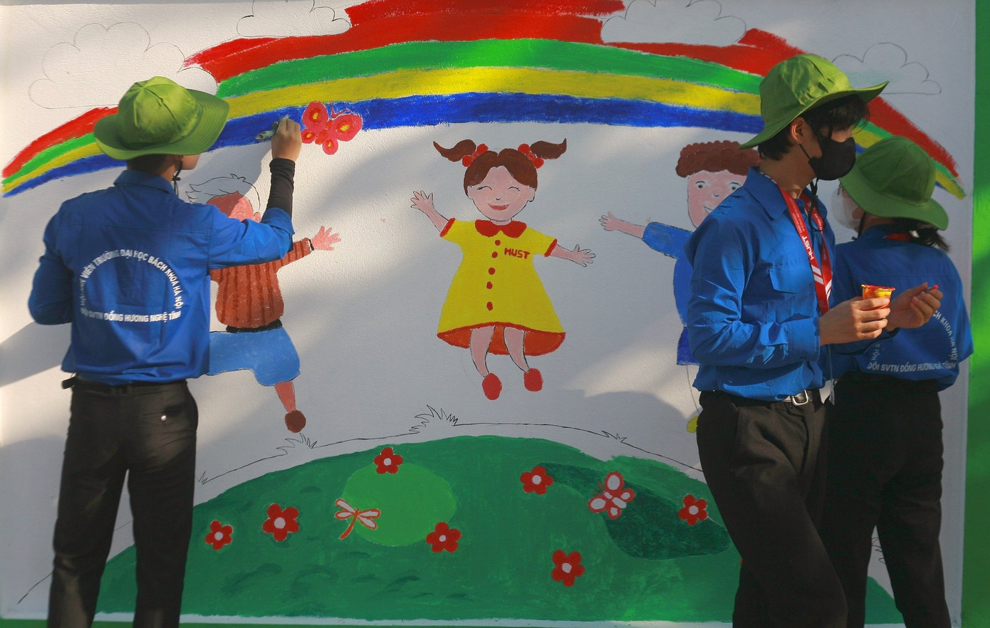 100m tường bích hoạ được nhóm sinh viên hoàn thiện trong nhiều ngày hoạt động tình nguyện tại xã Cẩm Sơn. Không chỉ góp phần làm cho các bức tường rêu cũ trở nên sống động, mới mẻ mà còn truyền đi nhiều thông điệp ý nghĩa.