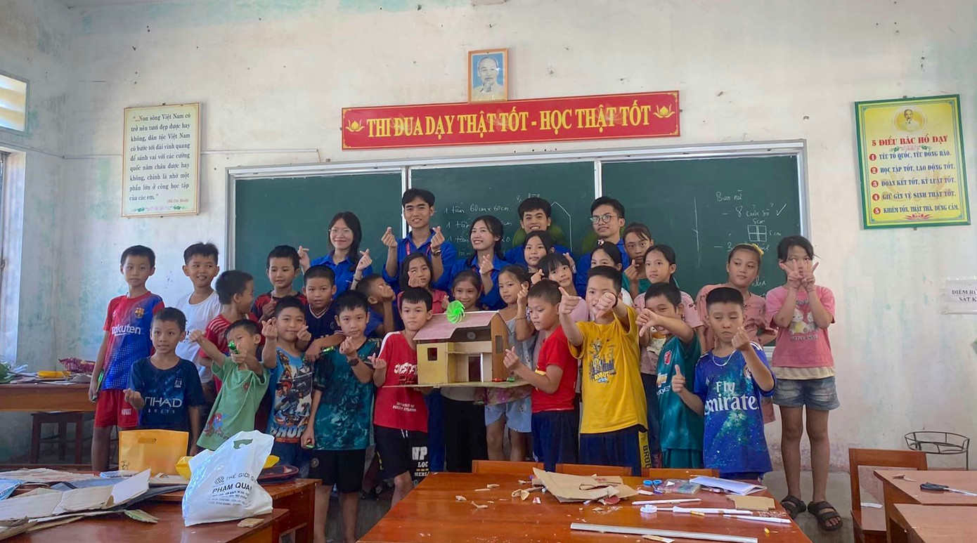 Ngoài hỗ trợ giúp đỡ người dân, nhóm sinh viên trường Đại học Bách khoa Hà Nội còn thực hiện chủ đề STEM dành cho khối học sinh tiểu học và trung học cơ sở về cách xây dựng mô hình ngôi nhà bằng năng lượng tái tạo. Qua đó giúp các em tìm hiểu sâu thêm cách tận dụng năng lượng gió để tạo ra điện, từ đó truyền tải thông điệp bảo vệ môi trường đến học sinh.