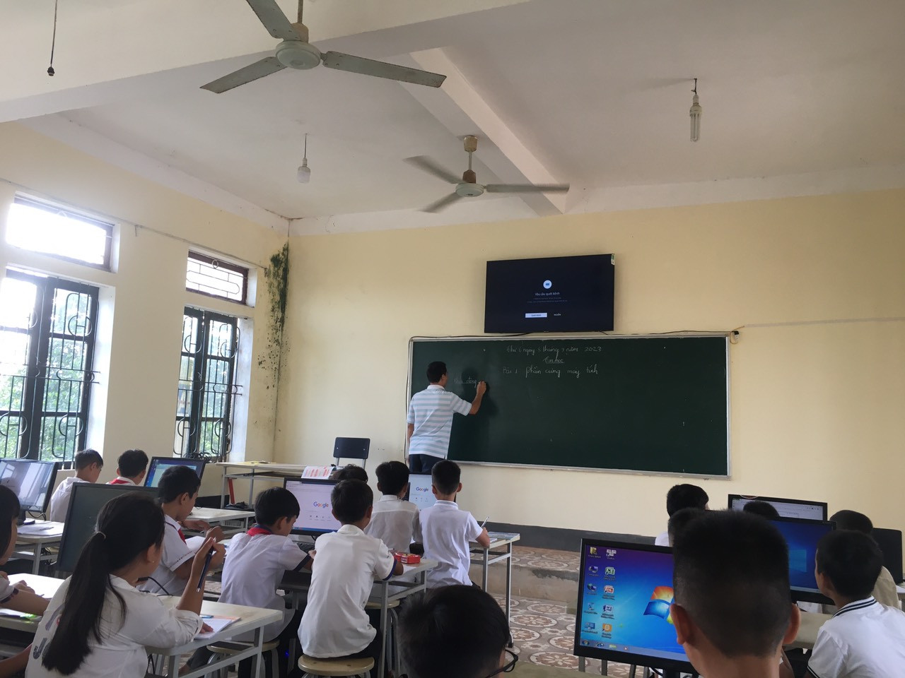 Nhiều giáo viên phải "ôm" cùng lúc nhiều trường nên rất vất vả. Nhiều giáo viên phải "ôm" cùng lúc nhiều trường nên rất vất vả.