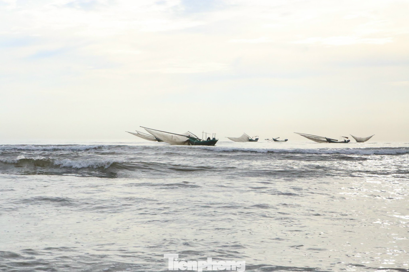 Những ngày qua thời tiết tại Hà Tĩnh nắng ráo, tận dụng thời gian này ngư dân vùng biển mang ngư cụ ra đánh hải sản gần bờ. Nhờ điều kiện thời tiết thuận lợi, ngư dân trúng đậm hàng tấn ruốc biển. Những ngày qua thời tiết tại Hà Tĩnh nắng ráo, tận dụng thời gian này ngư dân vùng biển mang ngư cụ ra đánh hải sản gần bờ. Nhờ điều kiện thời tiết thuận lợi, ngư dân trúng đậm hàng tấn ruốc biển.