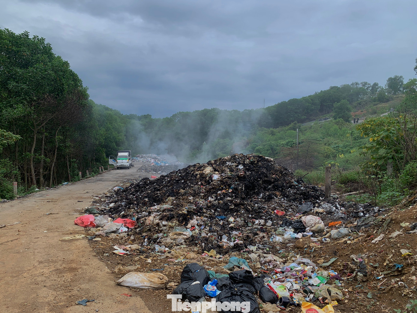 Hiện tại rác thải ùn ứ, chất đống như núi tại bãi xử lý và tập kết. Hiện tại rác thải ùn ứ, chất đống như núi tại bãi xử lý và tập kết.