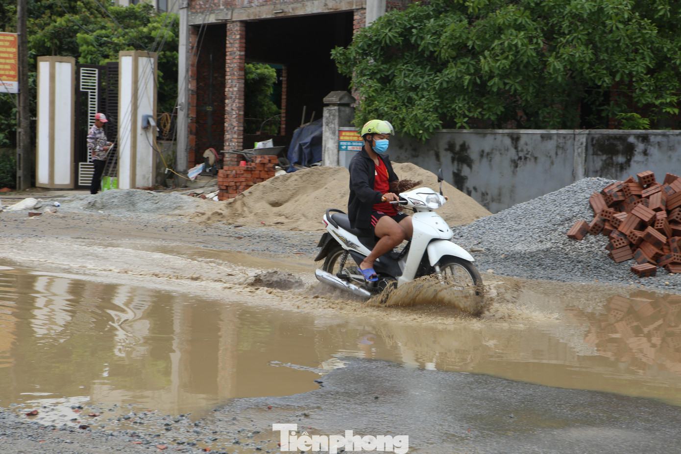 Bà Nguyễn Thị Bình (trú thôn Hồng Mỹ, xã Xuân Mỹ) cho rằng, đoạn đường này cần phải được tu sửa sớm vì giao thông đi lại rất nhiều. Trong khi đó huyện Nghi Xuân đã được công nhận huyện Nông thôn mới đầu tiên của tỉnh, nếu để tình trạng kéo dài ảnh hưởng đến phát triển kinh tế địa phương dọc trên tuyến đường này.