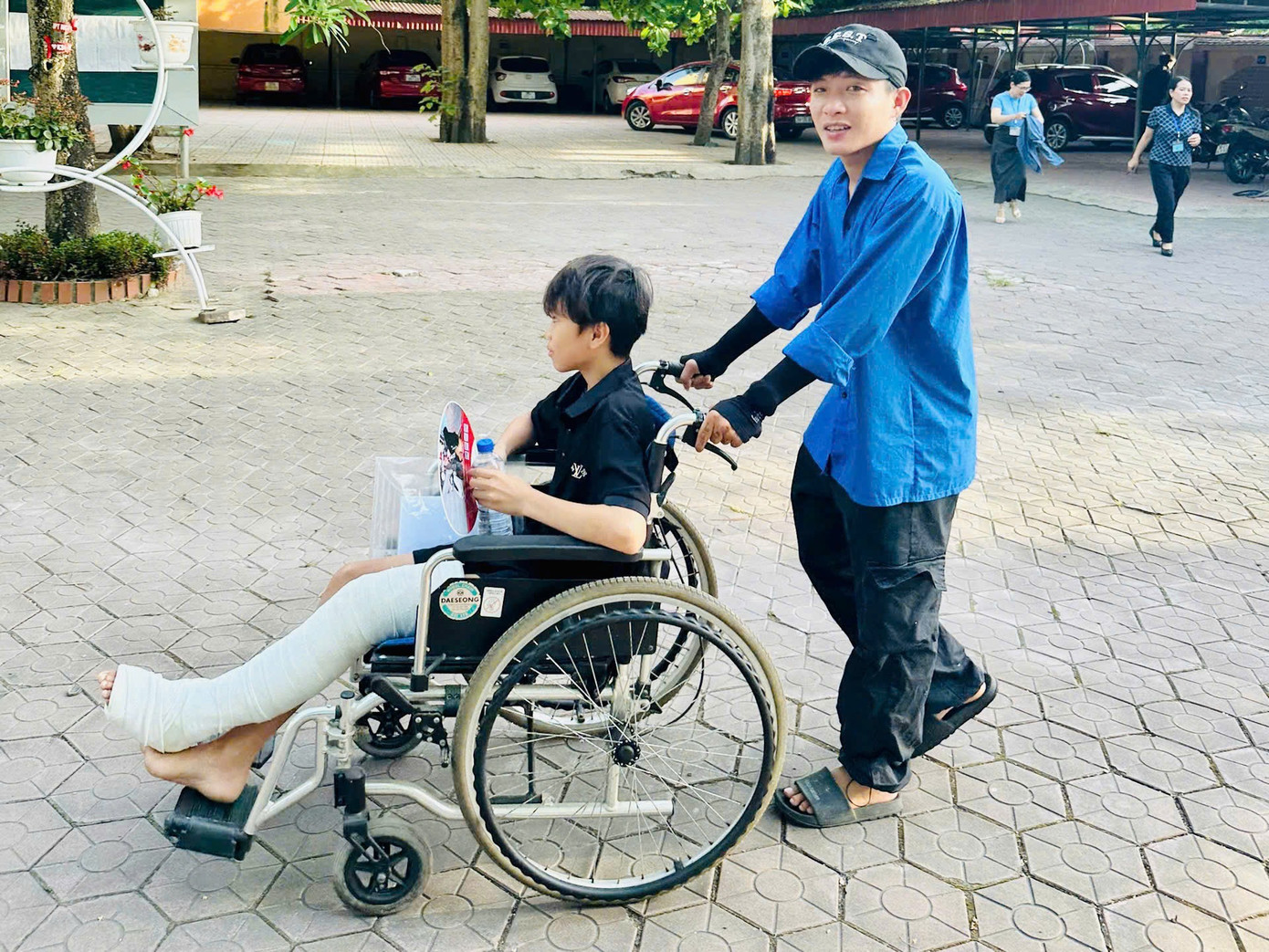 Đoàn viên thanh niên huyện Nghi Xuân hỗ trợ thí sinh vào phòng thi. Đoàn viên thanh niên huyện Nghi Xuân hỗ trợ thí sinh vào phòng thi.