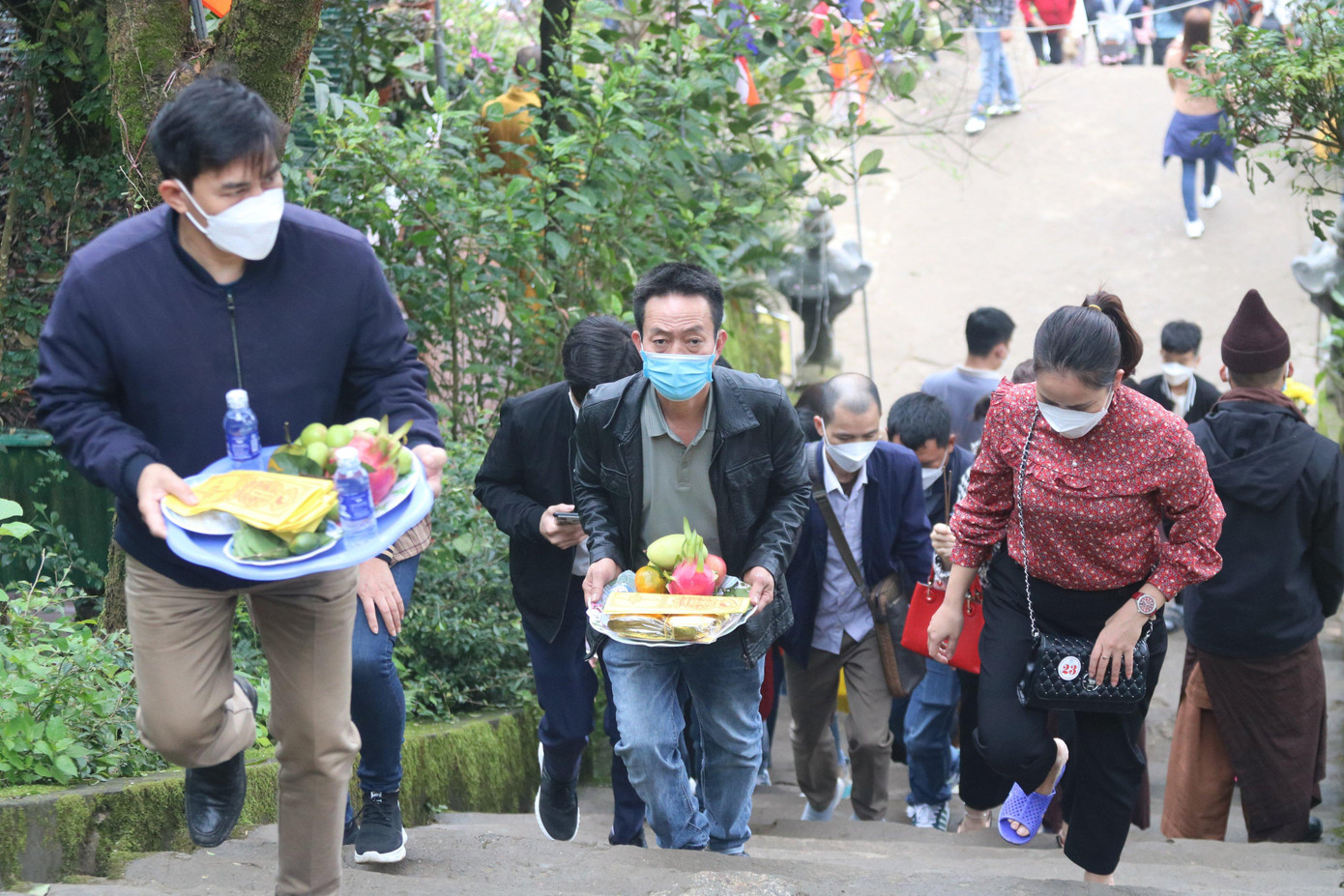 Người dân dâng lễ đầu năm mới để cầu may.