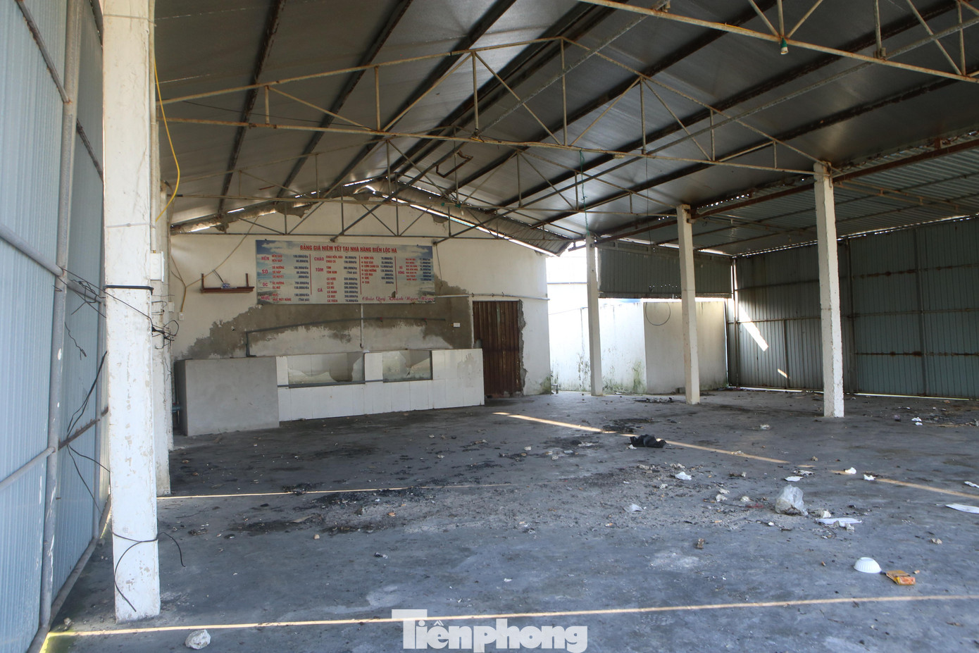 Dù đã chuẩn bị vào mùa du lịch biển nhưng các nhà hàng vẫn chưa được sửa sang khiến khung cảnh ở đây trở nên nhếch nhác.