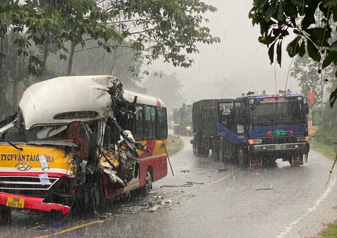 Thời điểm xảy ra tai nạn trời mưa to, rất may hành khách không bị thương.
