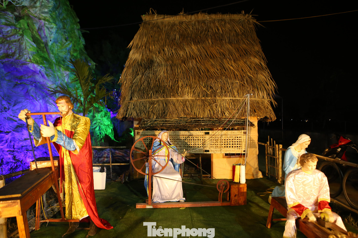 Phía ngoài hang đá là một tiểu cảnh rất đặc biệt mô phỏng gia đình Chúa Giêsu. Đức Mẹ Maria ngồi dệt vải, ông Giuse bào gỗ (ông vốn là thợ mộc), còn Chúa Giêsu phụ cha đẽo gỗ. Bên trong các mô hình này có mô tơ, giúp mô hình chuyển động như người thật.