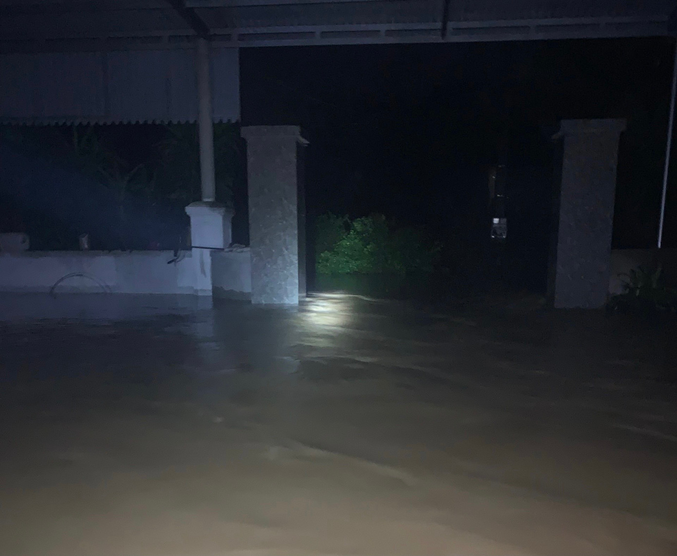 Khu vực nhà anh Tài nước ngập sâu trên 60cm.