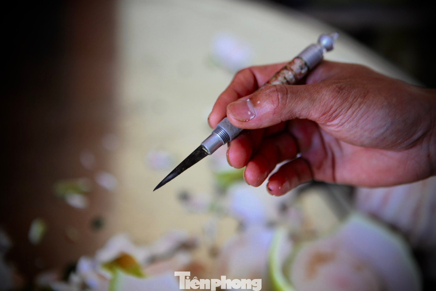 Cùng chiếc dao tỉa hoa quả, anh Thiết tỉ mỉ tạo những đường nét hoa, chữ trên quả dưa. Mỗi thành phẩm mất hơn 30 phút để hoàn thiện. "Công việc này đòi hỏi tính thẩm mỹ cao. Vì thế luôn phải cẩn thận ở từng đường nét, chi tiết", anh Thiết nói.