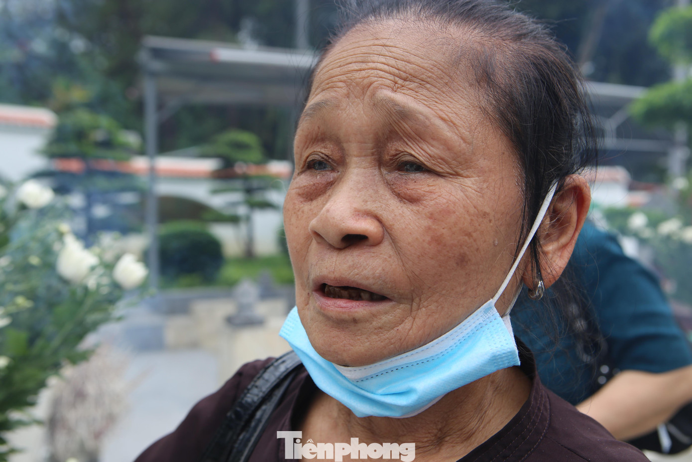 “Tôi từng tham gia chiến trường, nhưng tôi may mắn được trở về và sống ở thời kỳ hoà bình. Những dịp nghỉ này tôi muốn cùng con, cháu đến đây để dâng những nén hương tri ân sự hi sinh anh dũng của 10 chị, đồng thời giáo dục con cháu truyền thống yêu nước, nhớ nguồn”, bà Lan chia sẻ. “Tôi từng tham gia chiến trường, nhưng tôi may mắn được trở về và sống ở thời kỳ hoà bình. Những dịp nghỉ này tôi muốn cùng con, cháu đến đây để dâng những nén hương tri ân sự hi sinh anh dũng của 10 chị, đồng thời giáo dục con cháu truyền thống yêu nước, nhớ nguồn”, bà Lan chia sẻ.