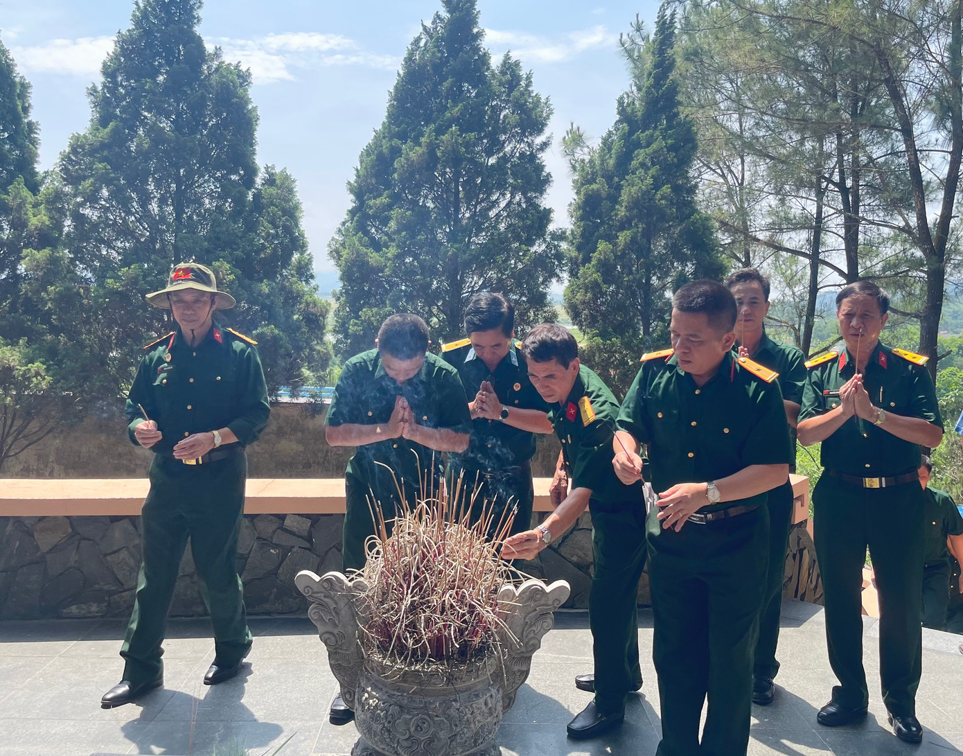 Nhân dịp này, Đoàn đã đến dâng hoa, dâng hương bày tỏ tấm lòng tri ân tại Khu mộ Cố Tổng Bí thư Trần Phú, Khu di tích Ngã ba Đồng Lộc, Khu tưởng niệm Lý Tự Trọng. Nhân dịp này, Đoàn đã đến dâng hoa, dâng hương bày tỏ tấm lòng tri ân tại Khu mộ Cố Tổng Bí thư Trần Phú, Khu di tích Ngã ba Đồng Lộc, Khu tưởng niệm Lý Tự Trọng.