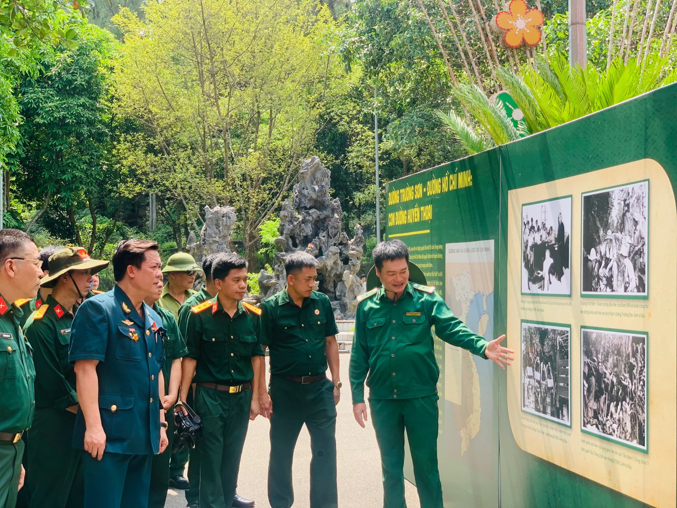 Tại khu di tích Ngã Ba Đồng Lộc, cựu chiến binh nghe câu chuyện những năm tháng hào hùng "Xẻ dọc Trường Sơn đi cứu nước". Nơi đây trưng bày hình ảnh Đường Trường Sơn - Đường Hồ Chí Minh từ huyền thoại đến tương lai. Tại khu di tích Ngã Ba Đồng Lộc, cựu chiến binh nghe câu chuyện những năm tháng hào hùng "Xẻ dọc Trường Sơn đi cứu nước". Nơi đây trưng bày hình ảnh Đường Trường Sơn - Đường Hồ Chí Minh từ huyền thoại đến tương lai.