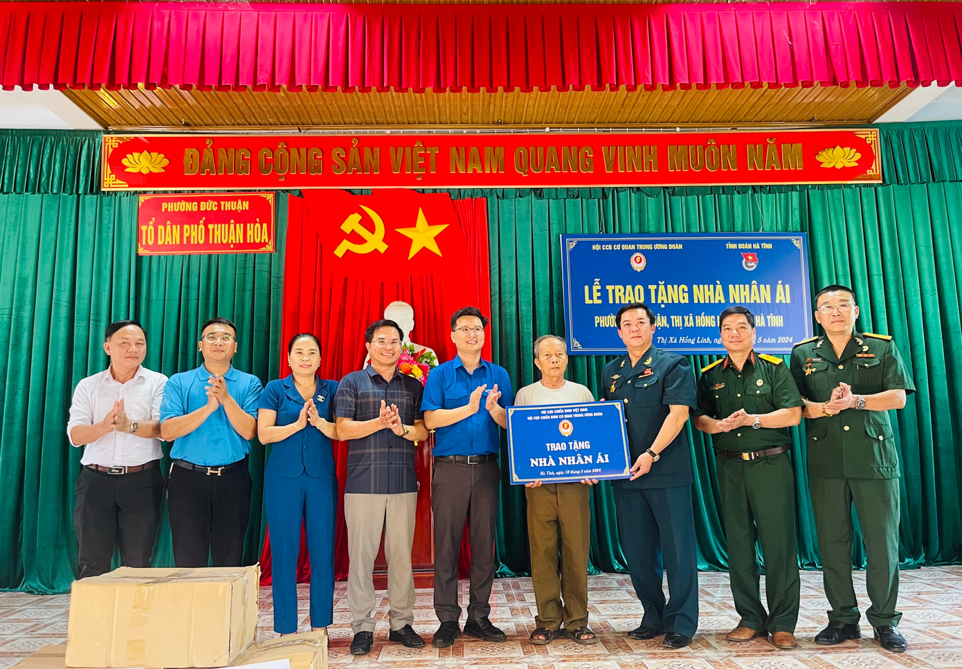 Trong chuỗi hoạt động này, Hội cựu chiến binh Cơ quan T.Ư Đoàn kêu gọi nguồn lực trao tặng 2 ngôi nhà nhân ái cho các hộ gia đình chính sách với tổng trị giá 140 triệu đồng. Trong chuỗi hoạt động này, Hội cựu chiến binh Cơ quan T.Ư Đoàn kêu gọi nguồn lực trao tặng 2 ngôi nhà nhân ái cho các hộ gia đình chính sách với tổng trị giá 140 triệu đồng.