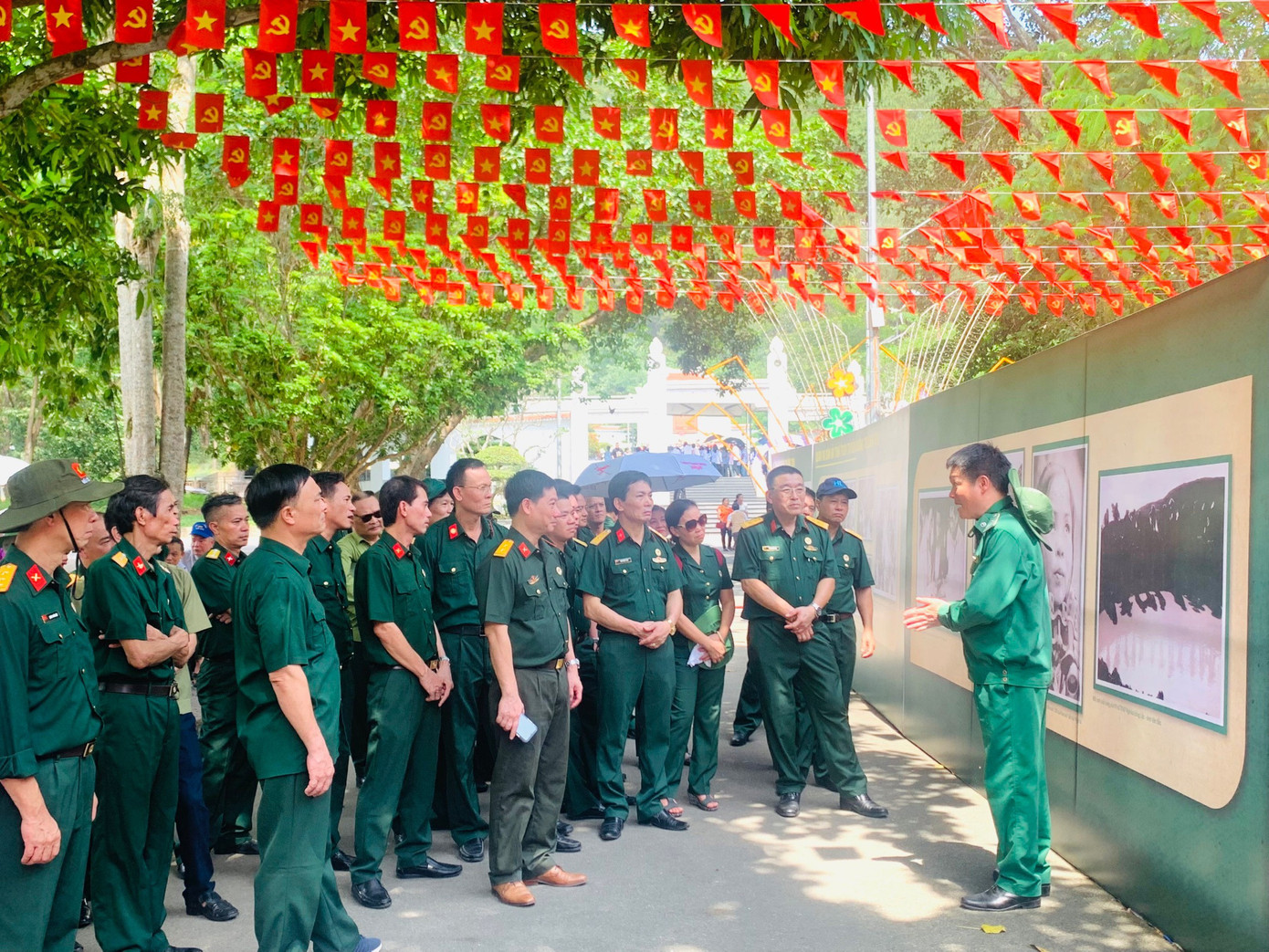 Tại khu di tích Ngã Ba Đồng Lộc, cựu chiến binh nghe câu chuyện những năm tháng hào hùng "Xẻ dọc Trường Sơn đi cứu nước". Nơi đây trưng bày hình ảnh Đường Trường Sơn - Đường Hồ Chí Minh từ huyền thoại đến tương lai. Tại khu di tích Ngã Ba Đồng Lộc, cựu chiến binh nghe câu chuyện những năm tháng hào hùng "Xẻ dọc Trường Sơn đi cứu nước". Nơi đây trưng bày hình ảnh Đường Trường Sơn - Đường Hồ Chí Minh từ huyền thoại đến tương lai.