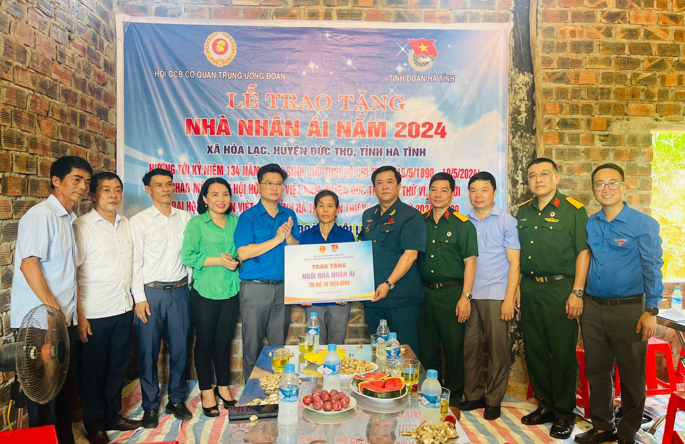 Tặng 20 suất quà cho các em học sinh gặp hoàn cảnh khó khăn; 15 thùng sách dành cho thiếu nhi tại Thị xã Hồng Lĩnh và huyện Đức Thọ. Tặng 20 suất quà cho các em học sinh gặp hoàn cảnh khó khăn; 15 thùng sách dành cho thiếu nhi tại Thị xã Hồng Lĩnh và huyện Đức Thọ.