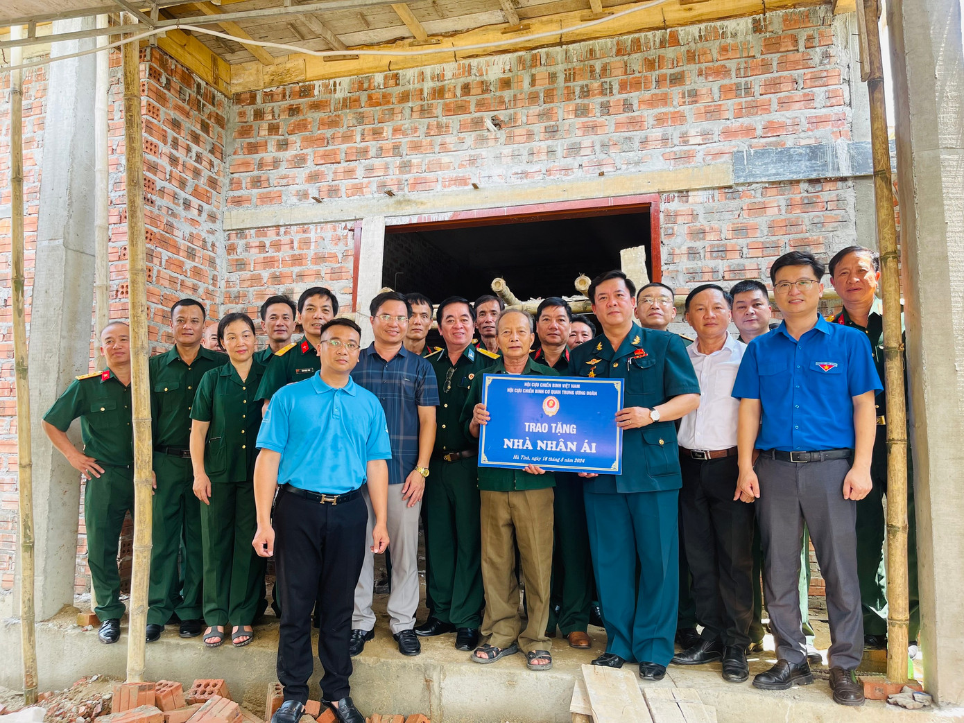 Trong chuỗi hoạt động này, Hội cựu chiến binh Cơ quan T.Ư Đoàn kêu gọi nguồn lực trao tặng 2 ngôi nhà nhân ái cho các hộ gia đình chính sách với tổng trị giá 140 triệu đồng. Trong chuỗi hoạt động này, Hội cựu chiến binh Cơ quan T.Ư Đoàn kêu gọi nguồn lực trao tặng 2 ngôi nhà nhân ái cho các hộ gia đình chính sách với tổng trị giá 140 triệu đồng.