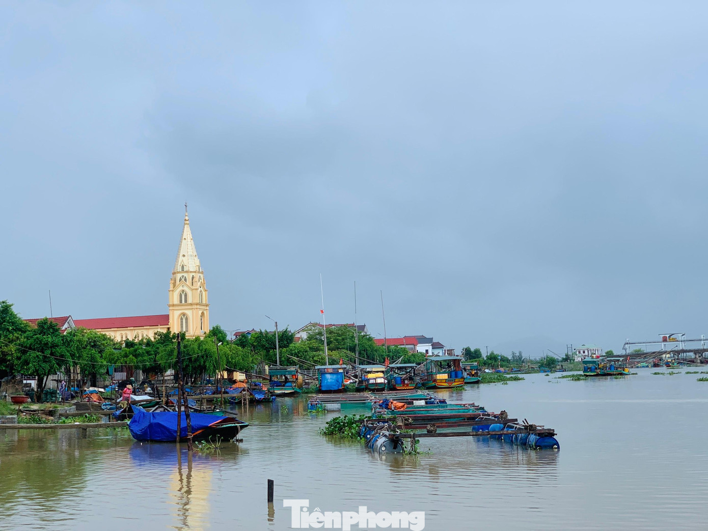 Người dân khu vực nuôi thuỷ sản ở xã Thạch Long đã chuẩn bị các phương án chống bão.