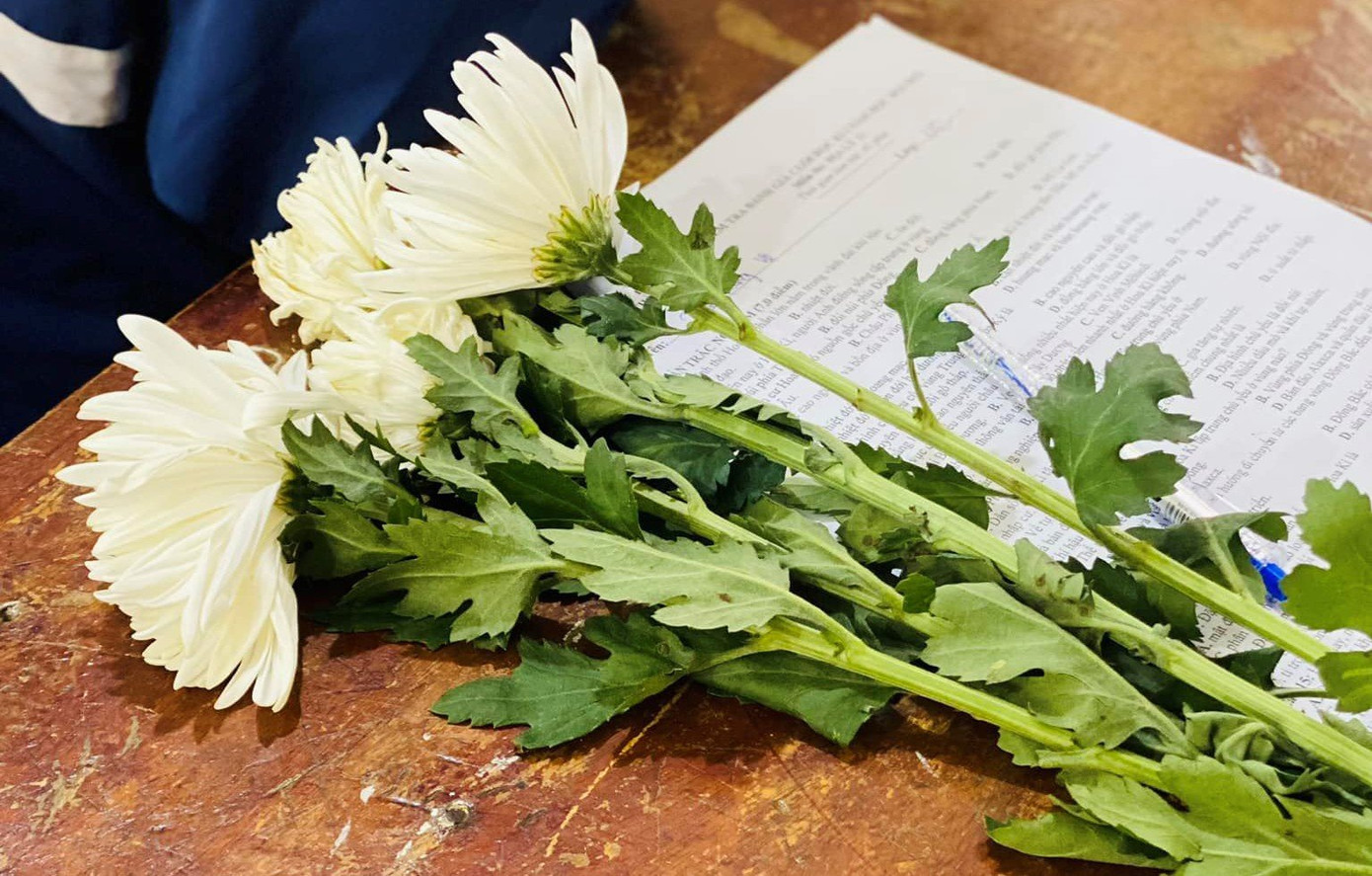 Hình ảnh bông hoa cúc trắng cùng đề thi trên bàn khiến nhiều người xúc động về câu chuyện tình cảm giữa thầy cô, bạn bè... Hình ảnh bông hoa cúc trắng cùng đề thi trên bàn khiến nhiều người xúc động về câu chuyện tình cảm giữa thầy cô, bạn bè...