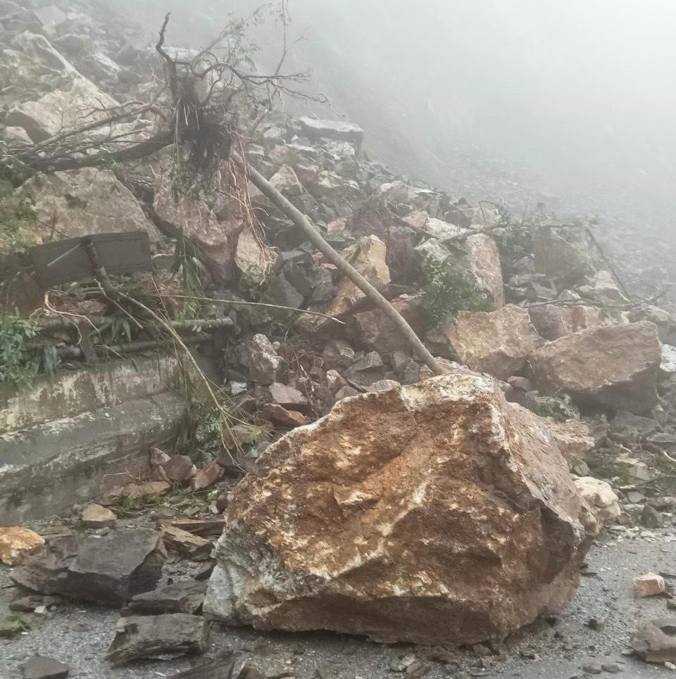 Tại điểm sạt lở tại Km82+300 (eo Cô Gái) là điểm sạt lở lớn nhất với khối lượng ước tính 1000 m3.