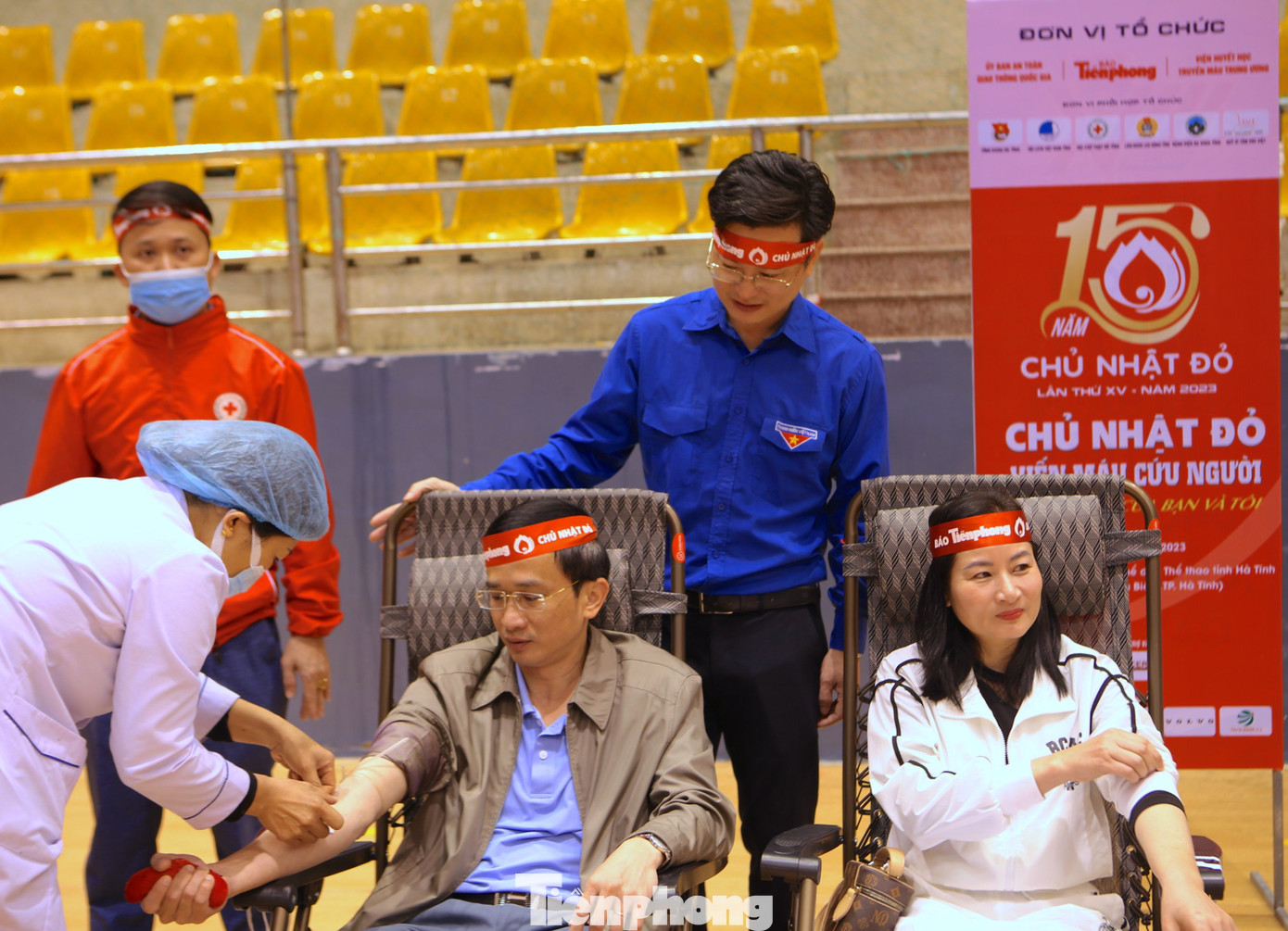 Anh Hoàng Cẩm Thạch - Phó Bí thư Tỉnh Đoàn, động viên người tham gia hiến máu.