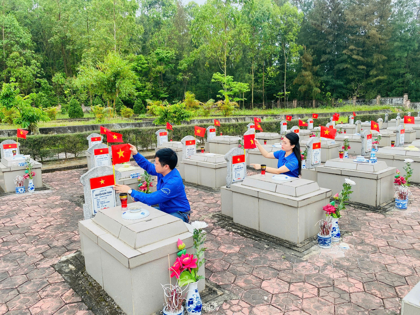 Trong dịp này, 100% cấp bộ đoàn trong toàn tỉnh đã thắp nến tri ân tại các nghĩa trang liệt sĩ và các nhà bia tưởng niệm xã, phường, thị trấn bày tỏ lòng biết ơn sâu sắc với những cống hiến của các anh hùng liệt sĩ vì độc lập tự do của Tổ quốc, hạnh phúc của Nhân dân.