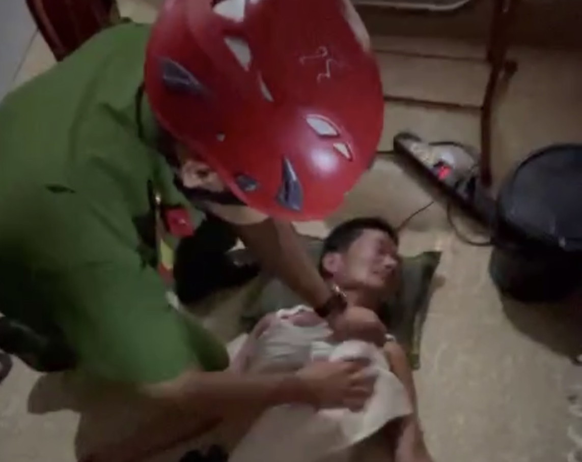 Cảnh sát sơ cứu cho ông S. khi được giải cứu thành công.