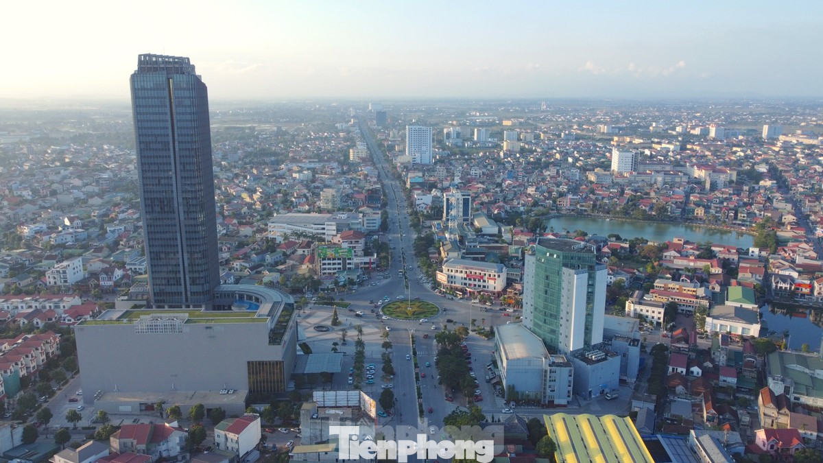 Theo đề án sắp xếp đơn vị hành chính cấp xã năm 2025 của tỉnh Hà Tĩnh, TP. Hà Tĩnh sắp xếp 28 xã, phường còn 7 đơn vị cấp cơ sở (gồm 3 phường và 4 xã). Tên gọi và lựa chọn trụ sở mới đã hoàn tất sau khi lấy ý kiến của người dân.