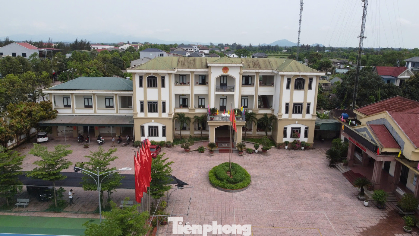 Phường Trần Phú cũng được hình thành từ các phường Thạch Trung, Đồng Môn, Thạch Hạ và xã Hộ Độ. Trụ sở UBND phường Thạch Hạ được giữ lại làm trung tâm hành chính. Đây là công trình xây dựng kiên cố, có vị trí giao thông thuận tiện.