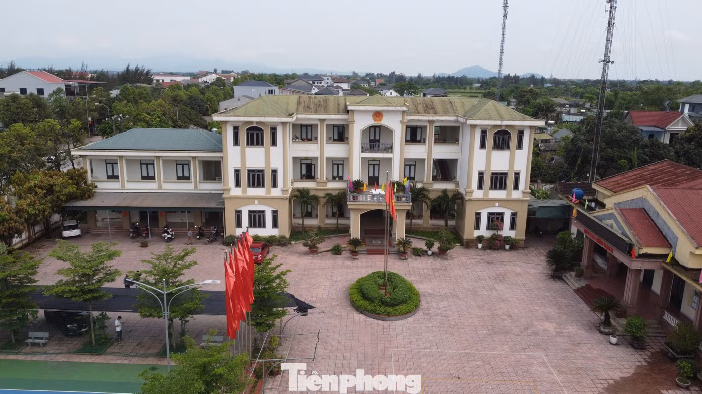 Phường Trần Phú cũng được hình thành từ các phường Thạch Trung, Đồng Môn, Thạch Hạ và xã Hộ Độ. Trụ sở UBND phường Thạch Hạ được giữ lại làm trung tâm hành chính. Đây là công trình xây dựng kiên cố, có vị trí giao thông thuận tiện.