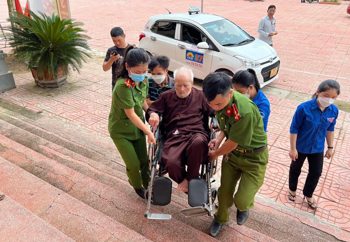 Thượng úy Trần Trung Hiếu (góc phải) trong một lần hỗ trợ người dân làm căn cước công dân tại xã Xuân Hồng. Ảnh: Công an cung cấp Thượng úy Trần Trung Hiếu (góc phải) trong một lần hỗ trợ người dân làm căn cước công dân tại xã Xuân Hồng. Ảnh: Công an cung cấp