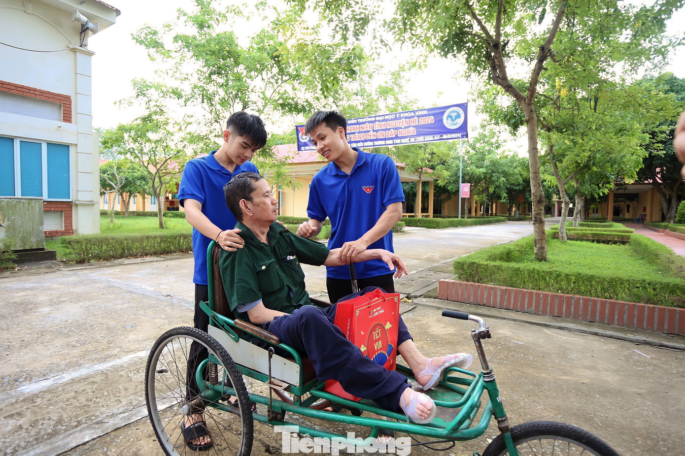 Thương binh Nguyễn Văn Cung kể về những ký ức thời chiến đến các bạn đoàn viên thanh niên. Thương binh Nguyễn Văn Cung kể về những ký ức thời chiến đến các bạn đoàn viên thanh niên.