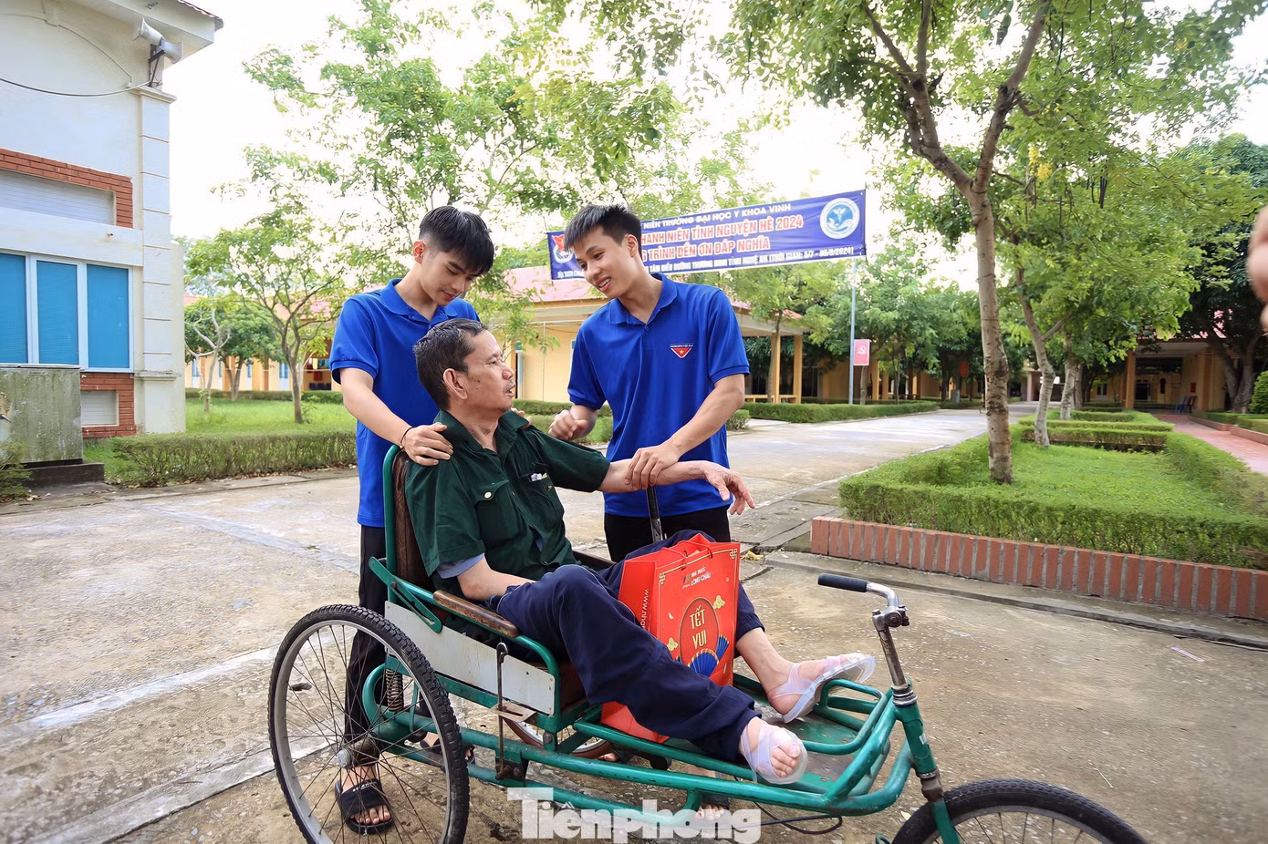 Thương binh Nguyễn Văn Cung kể về những ký ức thời chiến đến các bạn đoàn viên thanh niên.