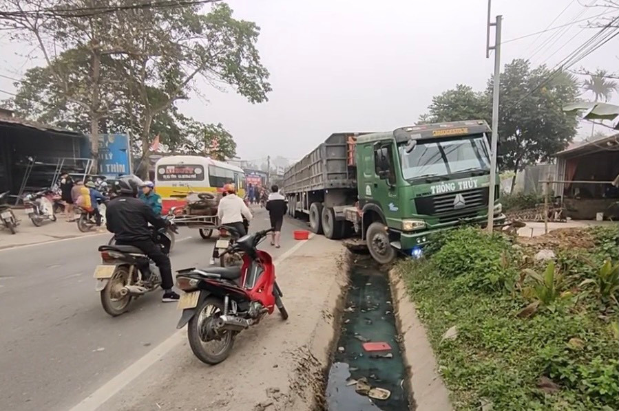 Hiện trường vụ tai nạn khiến người đàn ông tử vong. Hiện trường vụ tai nạn khiến người đàn ông tử vong.