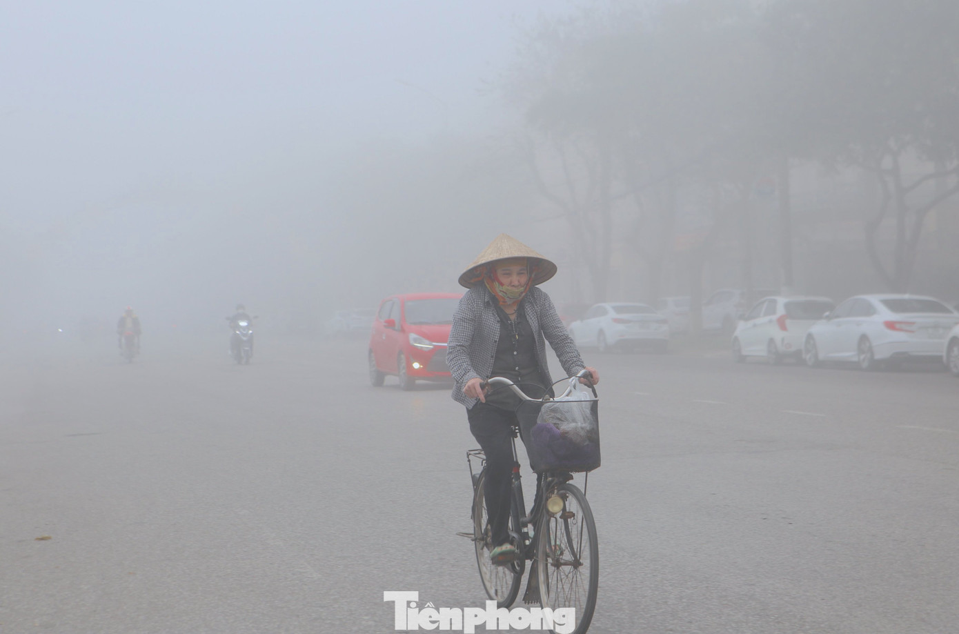 "Dù đã đến 9h nhưng sương mù vẫn còn bao phủ khắp tuyến đường. Do tầm nhìn bị che khuất nên tôi phải di chuyển từ từ để đảm bảo an toàn giao thông", một người dân thành phố Hà Tĩnh cho biết.