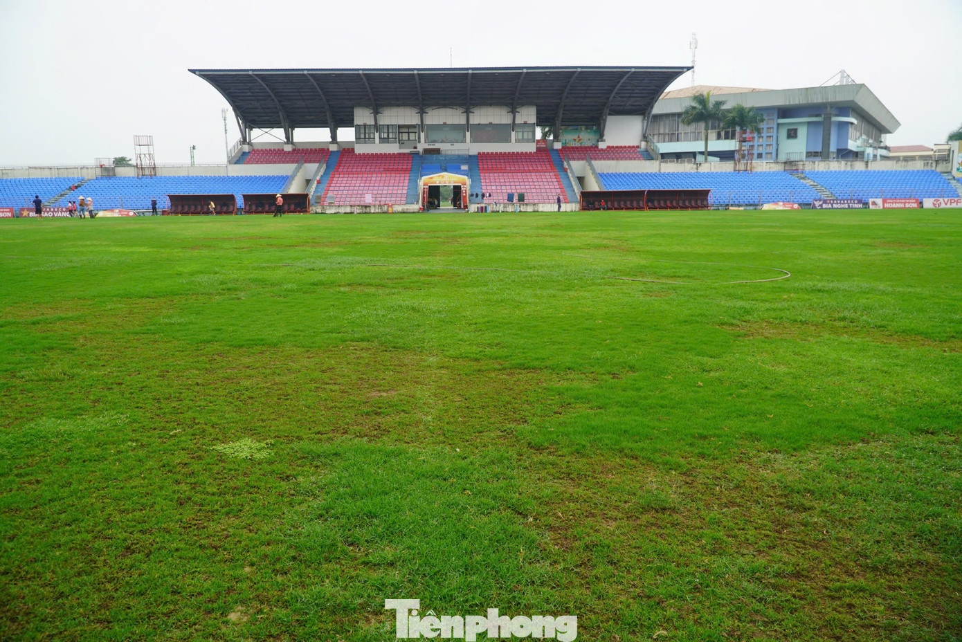 Hiện tại, nhiều nhân viên có mặt trên sân cỏ để dọn dẹp, nhằm đảm bảo chất lượng cho những trận đấu sắp tới. Hiện tại, nhiều nhân viên có mặt trên sân cỏ để dọn dẹp, nhằm đảm bảo chất lượng cho những trận đấu sắp tới.